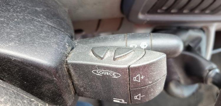 RENAULT MASTER 2 PHASE 3 2,5 DCI 100 CV AVEC CAISSE 20M3  – DIESEL – 139767 KMS BLANC AV-268-EG