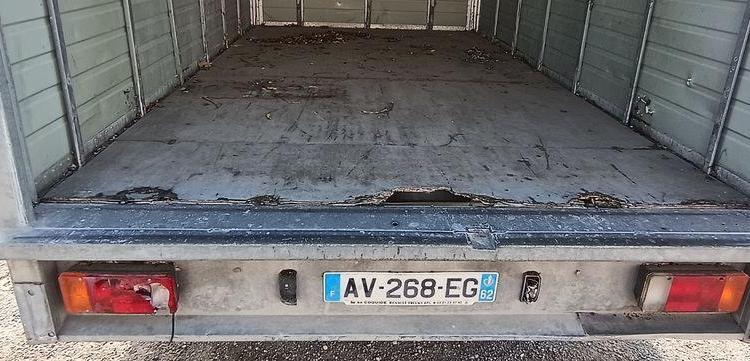 RENAULT MASTER 2 PHASE 3 2,5 DCI 100 CV AVEC CAISSE 20M3  – DIESEL – 139767 KMS BLANC AV-268-EG