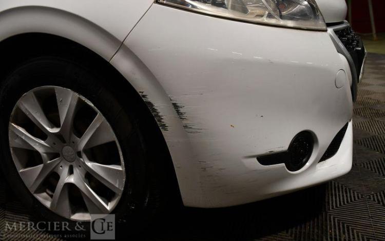 PEUGEOT 208 BLANC CY-600-RR