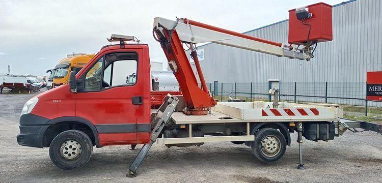 IVECO DAILY 35S11 AVEC NACELLE MULTITEL 160 ALU/DS 16M – 5537 HEURES – 131066 KMS ROUGE DA-510-PB
