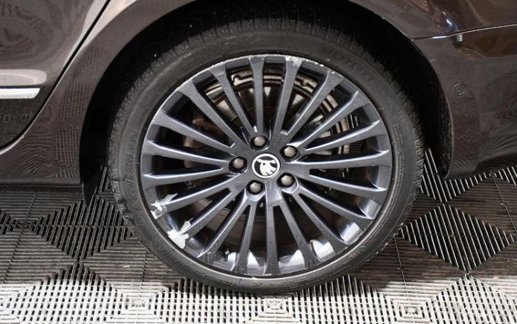 SKODA SUPERB 4X4 NOIR DB-590-LG