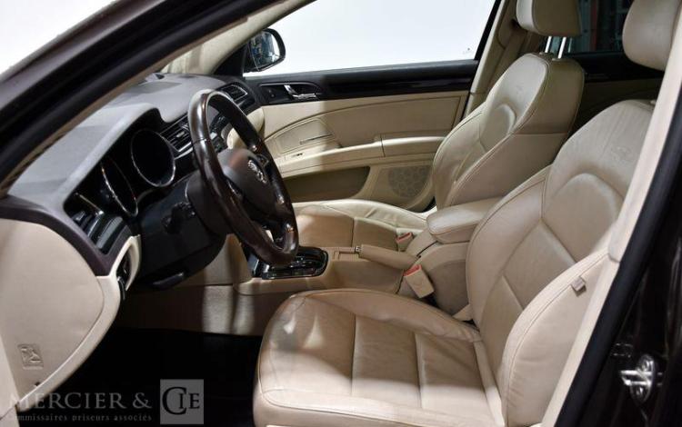 SKODA SUPERB 4X4 NOIR DB-590-LG