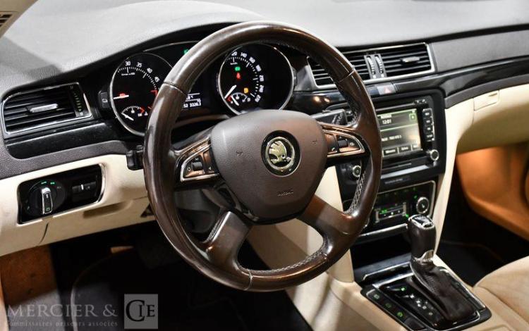 SKODA SUPERB 4X4 NOIR DB-590-LG