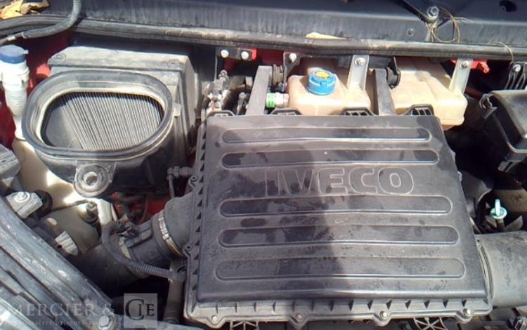 IVECO 35-120 BENNE SIMPLE CABINE COFFRE ROUGE ES-987-DJ