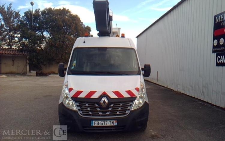 RENAULT MASTER AVEC UNE NACELLE 12M  FB-677-TN