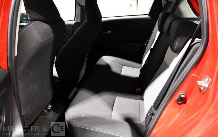 TOYOTA YARIS HYBRIDE 100H DYNAMIC 5P ROUGE FJ-679-YS