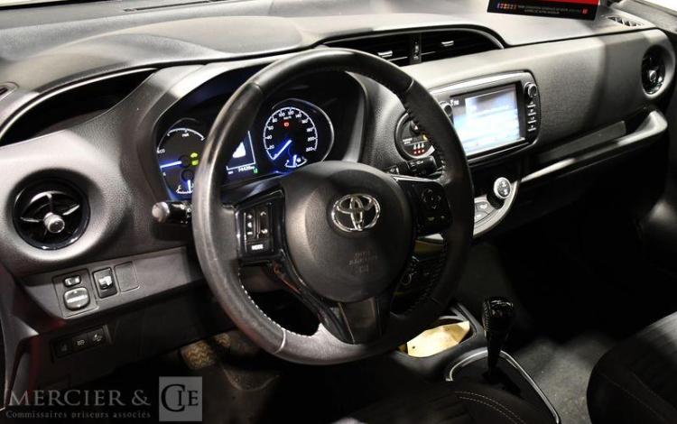 TOYOTA YARIS HYBRIDE 100H DYNAMIC 5P ROUGE FJ-679-YS