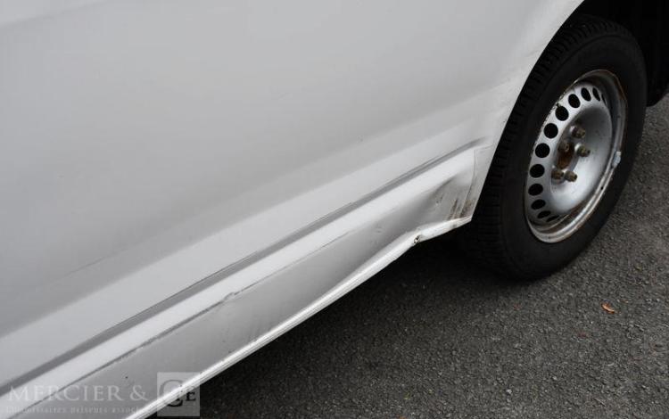 VOLKSWAGEN TRANSPORTER BLANC FR-647-QD