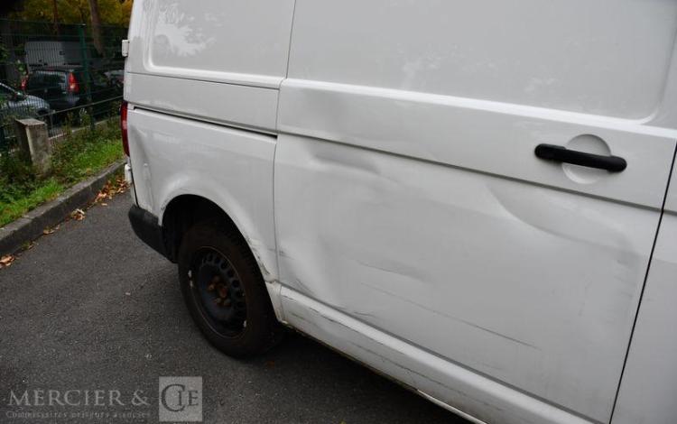 VOLKSWAGEN TRANSPORTER BLANC FR-647-QD