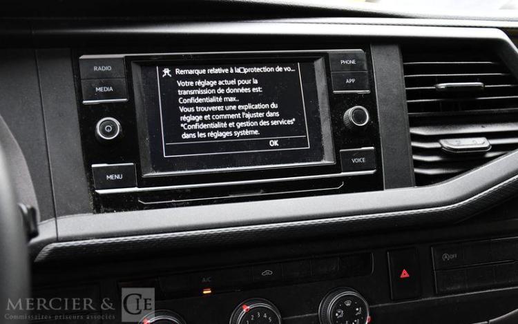 VOLKSWAGEN TRANSPORTER BLANC FR-647-QD