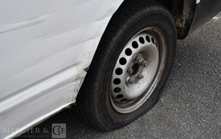 VOLKSWAGEN TRANSPORTER BLANC FR-739-QD