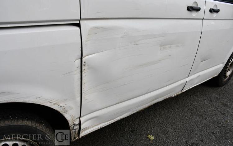 VOLKSWAGEN TRANSPORTER BLANC FR-739-QD