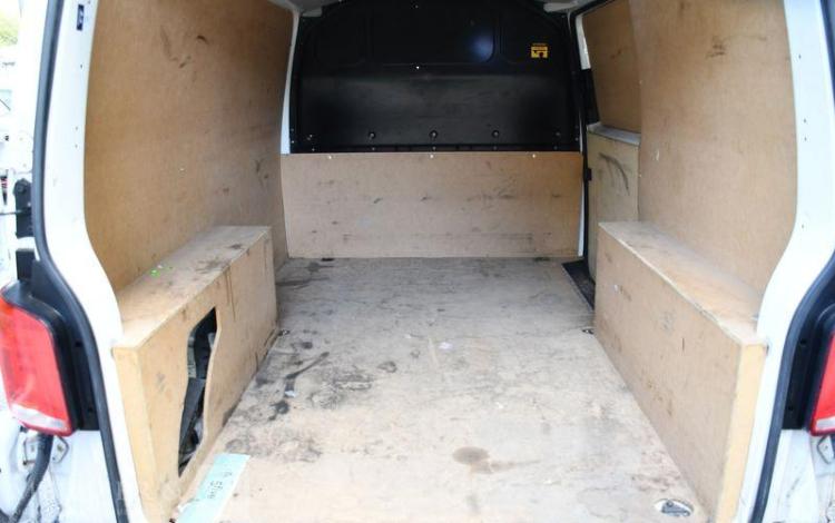 VOLKSWAGEN TRANSPORTER BLANC FR-739-QD