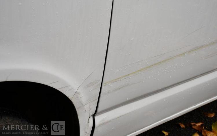 VOLKSWAGEN TRANSPORTER BLANC FT-548-BW