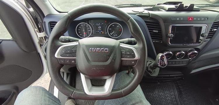 IVECO DAILY VI 35C16 2,3 D 16V HI – MATIC 156 CV – BOITE AUTO – DIESEL – 263107 KMS BLANC GE-649-AB
