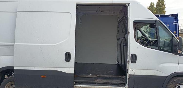 IVECO DAILY VI 35C16 2,3 D 16V HI – MATIC 156 CV – BOITE AUTO – DIESEL – 263107 KMS BLANC GE-649-AB
