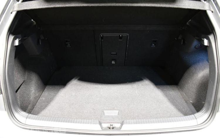 VOLKSWAGEN GOLF GRIS GK-110-RB