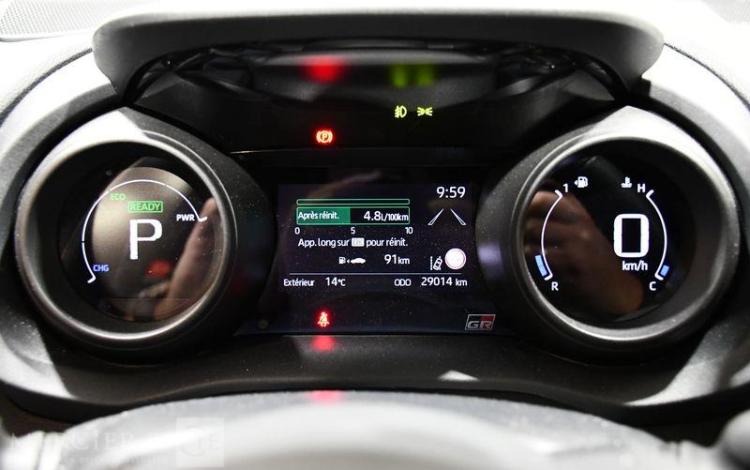 TOYOTA YARIS HYBRIDE GRIS GM-084-EA