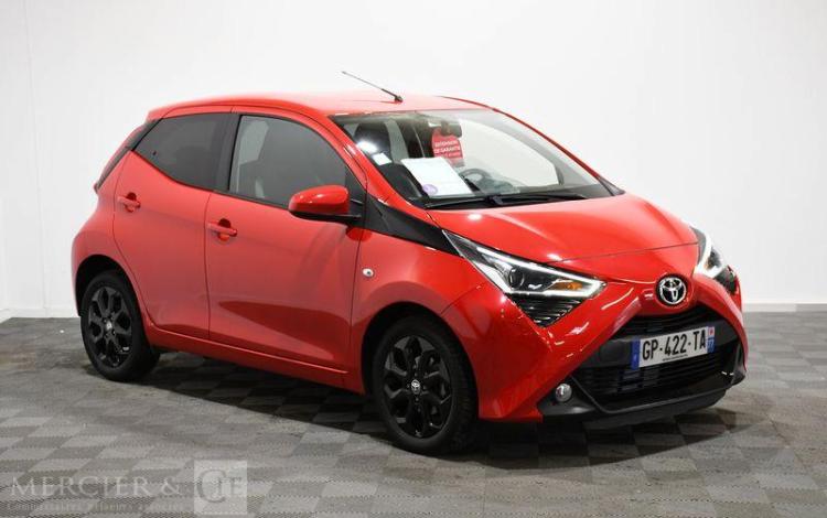 TOYOTA AYGO 1.0 VVTI 70 X-PLAY ROUGE GP-422-TA