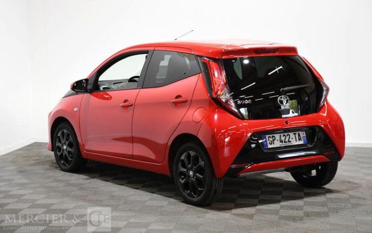 TOYOTA AYGO 1.0 VVTI 70 X-PLAY ROUGE GP-422-TA