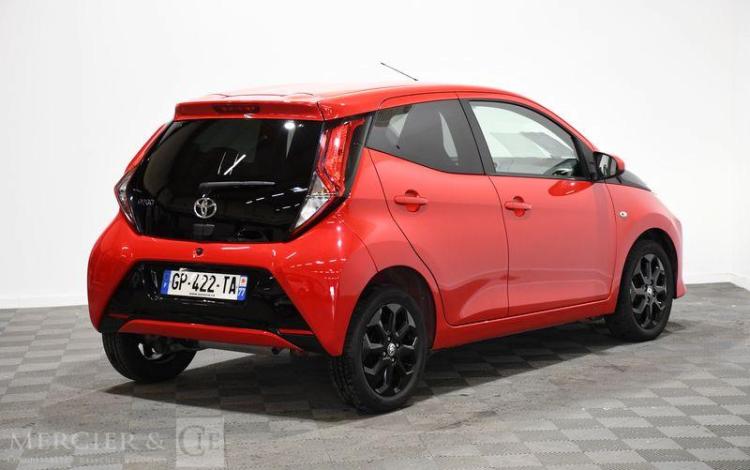 TOYOTA AYGO 1.0 VVTI 70 X-PLAY ROUGE GP-422-TA