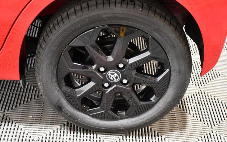 TOYOTA AYGO 1.0 VVTI 70 X-PLAY ROUGE GP-422-TA