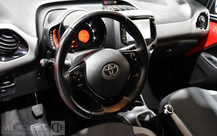 TOYOTA AYGO 1.0 VVTI 70 X-PLAY ROUGE GP-422-TA