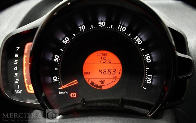TOYOTA AYGO 1.0 VVTI 70 X-PLAY ROUGE GP-422-TA
