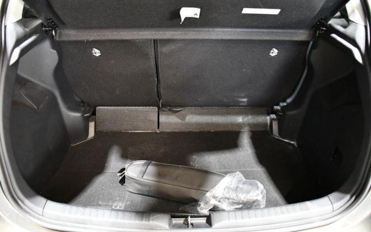 TOYOTA YARIS A,E 70 VVT-I DYNAMIC MY 22 GRIS GT-801-DK