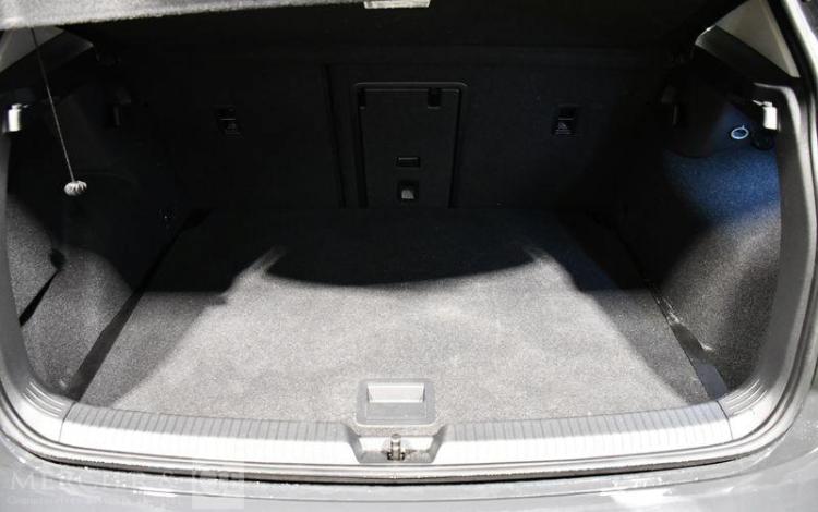 VOLKSWAGEN GOLF A8 GRIS GX-635-FJ