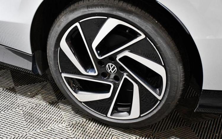 VOLKSWAGEN ID7 GRIS GY-611-NG
