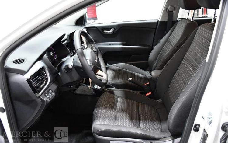 KIA STONIC ACTIVE BLANC GZ-074-RN