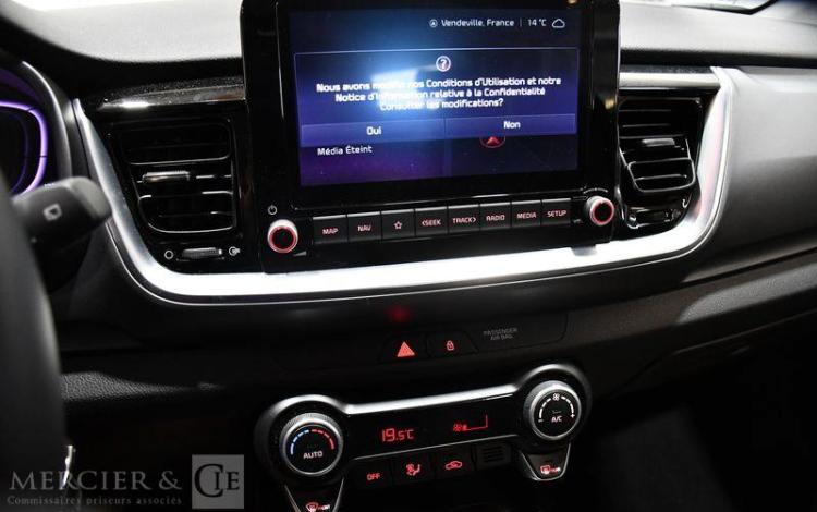 KIA STONIC ACTIVE BLANC GZ-074-RN