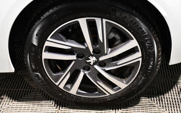 PEUGEOT 208  SK315XG