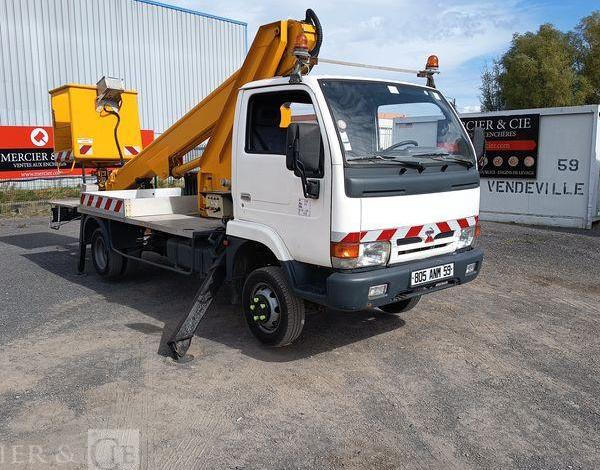 NISSAN CABSTAR AVEC NACELLE MULTITEL 180ALUAF – 18 M – 3535 HEURES – 59377 KMS BLANC 805ANM59