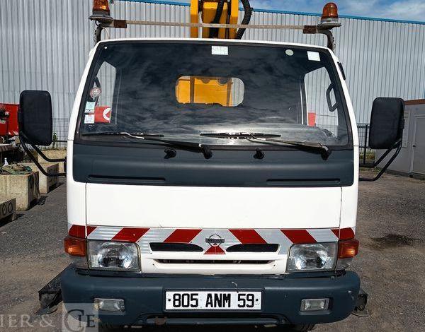 NISSAN CABSTAR AVEC NACELLE MULTITEL 180ALUAF – 18 M – 3535 HEURES – 59377 KMS BLANC 805ANM59