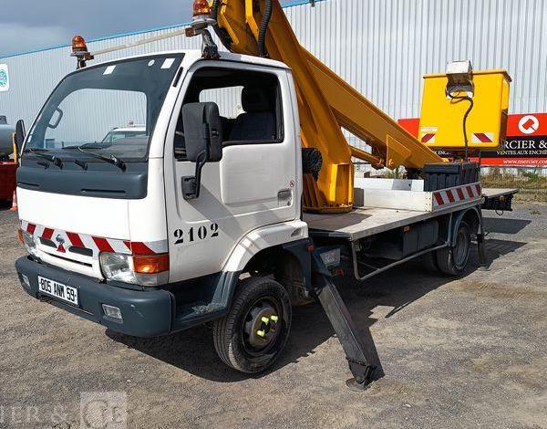NISSAN CABSTAR AVEC NACELLE MULTITEL 180ALUAF – 18 M – 3535 HEURES – 59377 KMS BLANC 805ANM59