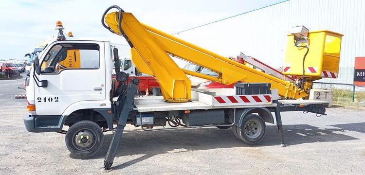 NISSAN CABSTAR AVEC NACELLE MULTITEL 180ALUAF – 18 M – 3535 HEURES – 59377 KMS BLANC 805ANM59