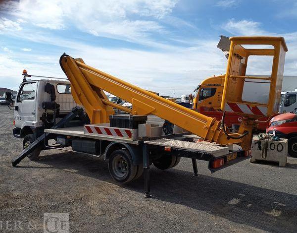 NISSAN CABSTAR AVEC NACELLE MULTITEL 180ALUAF – 18 M – 3535 HEURES – 59377 KMS BLANC 805ANM59