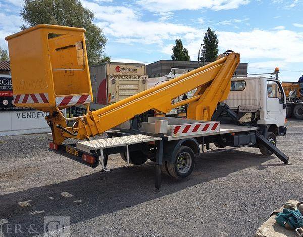 NISSAN CABSTAR AVEC NACELLE MULTITEL 180ALUAF – 18 M – 3535 HEURES – 59377 KMS BLANC 805ANM59