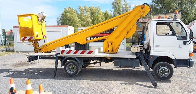 NISSAN CABSTAR AVEC NACELLE MULTITEL 180ALUAF – 18 M – 3535 HEURES – 59377 KMS BLANC 805ANM59