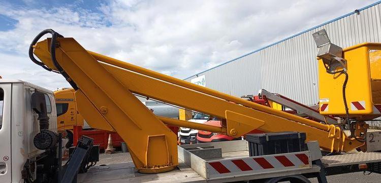 NISSAN CABSTAR AVEC NACELLE MULTITEL 180ALUAF – 18 M – 3535 HEURES – 59377 KMS BLANC 805ANM59