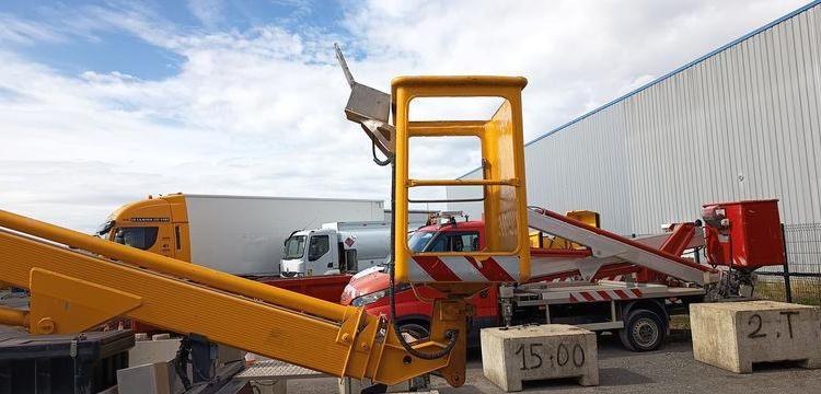 NISSAN CABSTAR AVEC NACELLE MULTITEL 180ALUAF – 18 M – 3535 HEURES – 59377 KMS BLANC 805ANM59