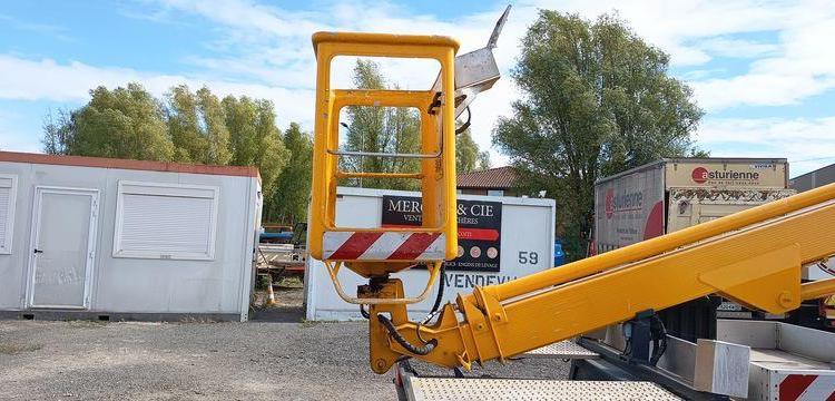 NISSAN CABSTAR AVEC NACELLE MULTITEL 180ALUAF – 18 M – 3535 HEURES – 59377 KMS BLANC 805ANM59