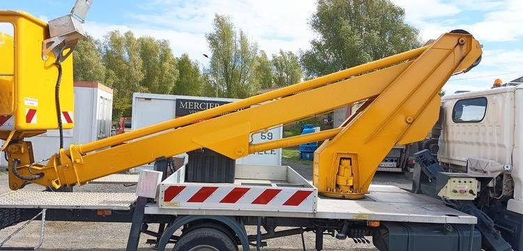 NISSAN CABSTAR AVEC NACELLE MULTITEL 180ALUAF – 18 M – 3535 HEURES – 59377 KMS BLANC 805ANM59