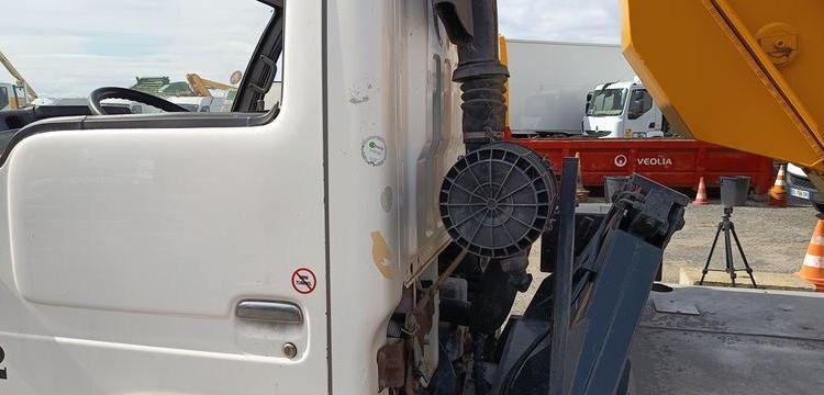 NISSAN CABSTAR AVEC NACELLE MULTITEL 180ALUAF – 18 M – 3535 HEURES – 59377 KMS BLANC 805ANM59