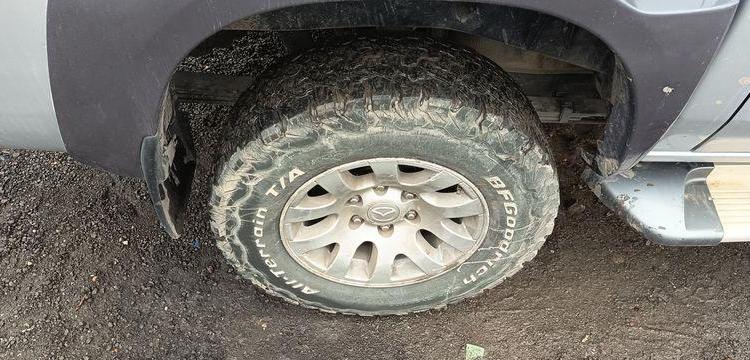 MAZDA BT50 PICKUP 2.5 MRZ-CD 4×4  DOUBLE CABINE 143CV – DIESEL 261179 KMS – ANNEE 2007 GRIS BV-889-SW