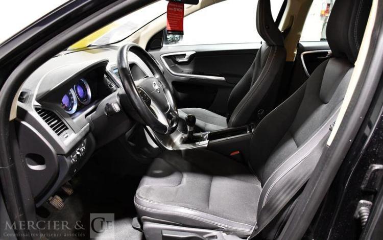 VOLVO XC60 2,0 D3 165 DRIVE MOMENTUM NOIR CF-335-BB