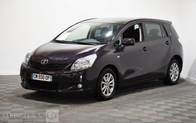 TOYOTA VERSO 2,0 D4D 125 SKYVIEW PRUNE CM-930-DP
