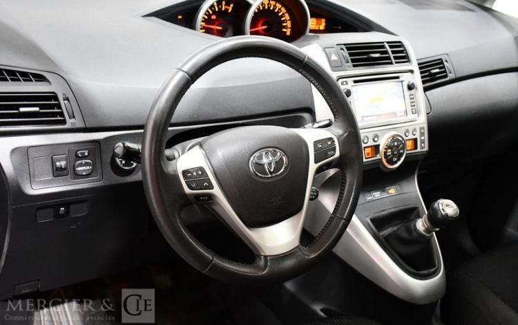 TOYOTA VERSO 2,0 D4D 125 SKYVIEW PRUNE CM-930-DP